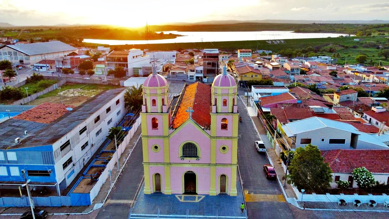 Vista da Igreja Matriz e da Barragem Campo Grande em São Paulo do Potengi/RN